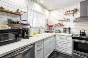 Renovated private in the heart of Old Town Scottsdale, pool & hot tub, outdoor bar & kitchen, walk to shops & bars