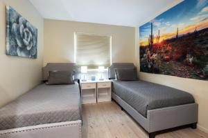 Renovated private in the heart of Old Town Scottsdale, pool & hot tub, outdoor bar & kitchen, walk to shops & bars