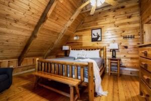 Our Deer Hideout - Couples retreat, hot tub, foosball, arcade