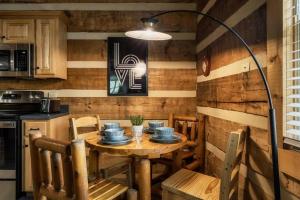 Our Deer Hideout - Couples retreat, hot tub, foosball, arcade