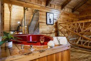 Our Deer Hideout - Couples retreat, hot tub, foosball, arcade