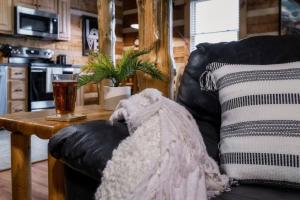 Our Deer Hideout - Couples retreat, hot tub, foosball, arcade