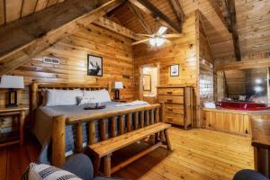 Our Deer Hideout - Couples retreat, hot tub, foosball, arcade