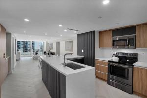 Visions! Water and Miami Skyline VIews! Brand New