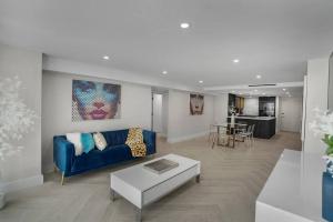 Visions! Water and Miami Skyline VIews! Brand New