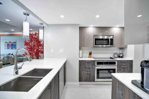 Summer Retreat! Water and City Views!