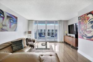 Day Dreamer! Water & Miami City Views!