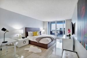 Day Dreamer! Water & Miami City Views!