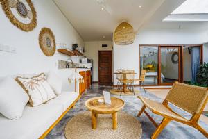 Villa Karina - Sumptuous 1BR Private Luxury Villa Walking Distance to Nyanyi Beach