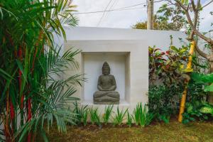 Villa Karina - Sumptuous 1BR Private Luxury Villa Walking Distance to Nyanyi Beach