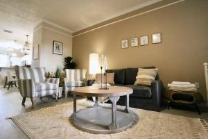 Stylish Sanctuary King Beds Upscale Condo