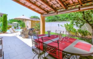 Maisons de vacances Amazing Home In Morires-ls-avignon With Outdoor Swimming Pool, Wifi And 4 Bedrooms : photos des chambres