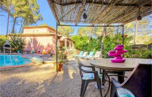 Maisons de vacances Nice Home In Les Arcs Sur Argens With Outdoor Swimming Pool, Wifi And 4 Bedrooms : photos des chambres