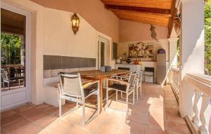 Maisons de vacances Nice Home In Les Arcs Sur Argens With Outdoor Swimming Pool, Wifi And 4 Bedrooms : photos des chambres