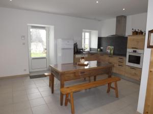 Maisons de vacances Gite Arpajon-sur-Cere, 4 pieces, 6 personnes - FR-1-742-425 : photos des chambres