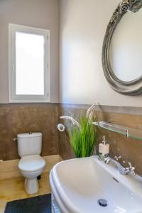 Maisons de vacances 5 Family Apartments with Pool & Large Garden in Historic Pezenas Convent : photos des chambres