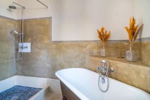 Maisons de vacances 5 Family Apartments with Pool & Large Garden in Historic Pezenas Convent : photos des chambres
