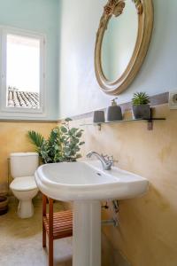 Maisons de vacances 5 Family Apartments with Pool & Large Garden in Historic Pezenas Convent : photos des chambres