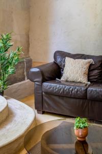 Maisons de vacances 5 Family Apartments with Pool & Large Garden in Historic Pezenas Convent : photos des chambres