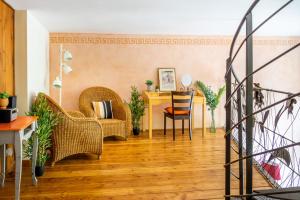 Maisons de vacances 5 Family Apartments with Pool & Large Garden in Historic Pezenas Convent : photos des chambres