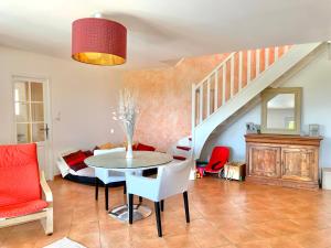 Villas Provencal villa with stunning view & summer pool : photos des chambres