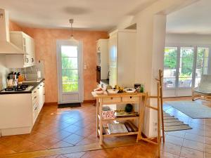 Villas Provencal villa with stunning view & summer pool : photos des chambres