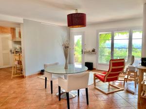 Villas Provencal villa with stunning view & summer pool : photos des chambres