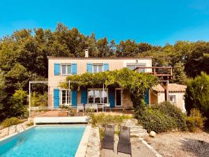Villas Provencal villa with stunning view & summer pool : photos des chambres