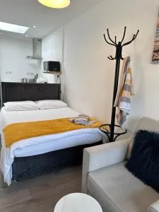 New Cozy Studio Apt. House with Parking. Entire space - Erith