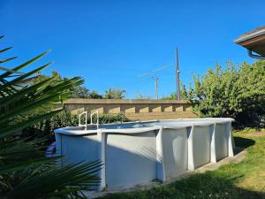 Maisons de vacances Jolie Maison T4 avec piscine a Meyzieu : Maison 3 Chambres