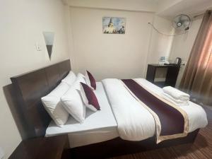 Hotel Down To Earth