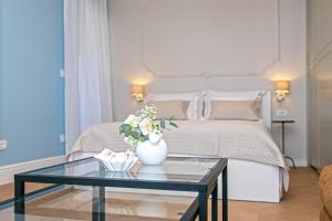 Split Eye Apartment
