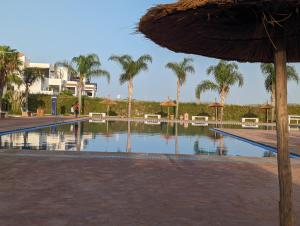 2 Bed Flat - Sleeps 5 - Pets - Pool - Parking