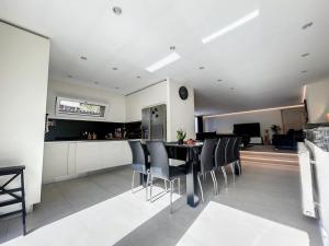 Appartement moderne avec terrasse et piscine à Châtel sur Bex