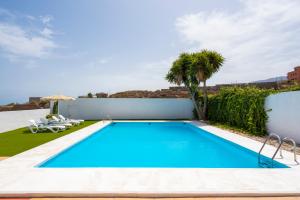 Private house with pool & garden