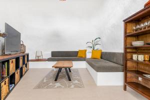 Private house with pool & garden