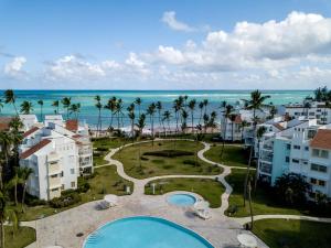 Pristine 4BR Beachfront Getaway with Pool & Rooftop