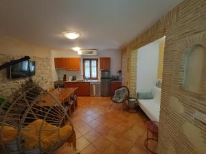 Apartment PARENZANA, little row HOUSE with big green yard in central Istria