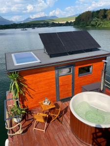 AQUACHILL houseboat & wellness