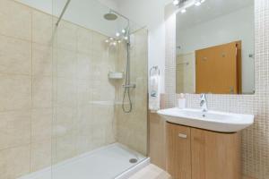 Casa Nobre 2BDR - 4 mins walk Train Station - Pool - Patio - Quiet