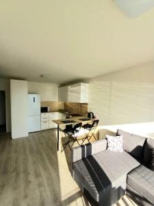 New air-conditioned apartment 5 minutes by walk from the airport with free garage parking