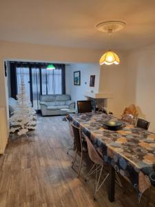 Maisons de vacances Maison du port, a 100 m de la mer jusqu'a 9 personnes : Maison de Vacances