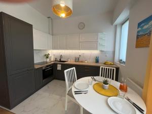 R HOUSE - brand new apartments with patio and garage