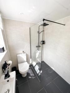 1 Bed Cabin - Sleeps 2 - Pets - Garden - Parking