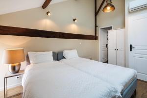 Villas Hameau du Chateau de Giverzac, gites luxueuses : photos des chambres