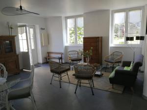 Jadis, lécole de Maisy, port et plage au bout de lavenue