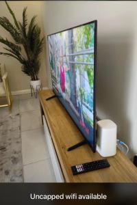 The Comfort AirB&B - Top floor luxury 1 bedroom apartment with views