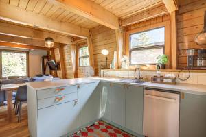 The Bow Roof Cabin - Meredith Lodging