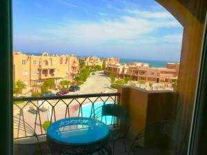 شالية على البحر والبسين بالعين السخنة بقرية امباير ريزورت