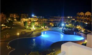 شالية على البحر والبسين بالعين السخنة بقرية امباير ريزورت